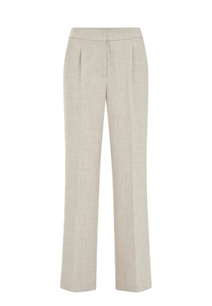 Licht beige op maat gemaakte damesbroek met voorvouwen en rechte pijpen op een witte achtergrond.