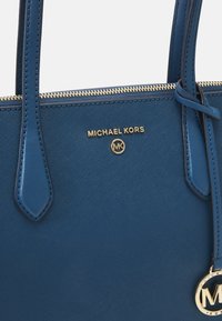 Michael Kors MARILYN TOTE - Shopping bag - dark chambray