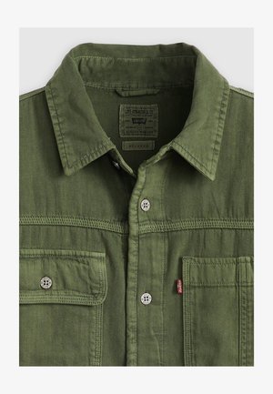 Oliijfgroene Levi's shirt met ontspannen pasvorm, metalen knopen, twee borstzakken en een klassieke kraag.