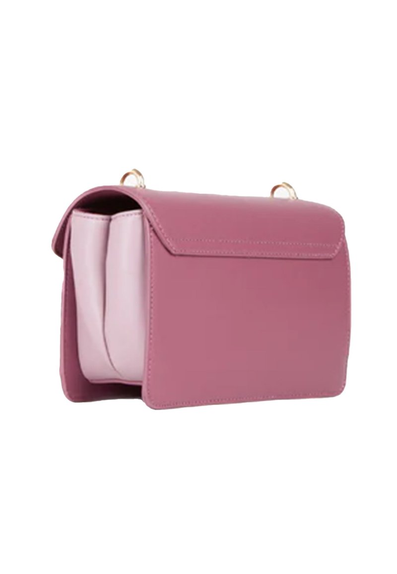 Sac à main en cuir rose avec une fermeture à rabat, présentant un intérieur rose clair contrastant et des accents en or. Forme rectangulaire structurée.