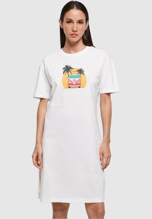 Fehér pamut T-shirt ruha rövid ujjakkal, elöl egy színes, vintage furgon és pálmafa grafika díszíti.