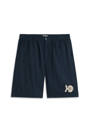 Shorts pour hommes bleu marine avec taille élastique, fermeture à bouton, poches latérales et petit motif de poisson blanc brodé sur la jambe gauche.