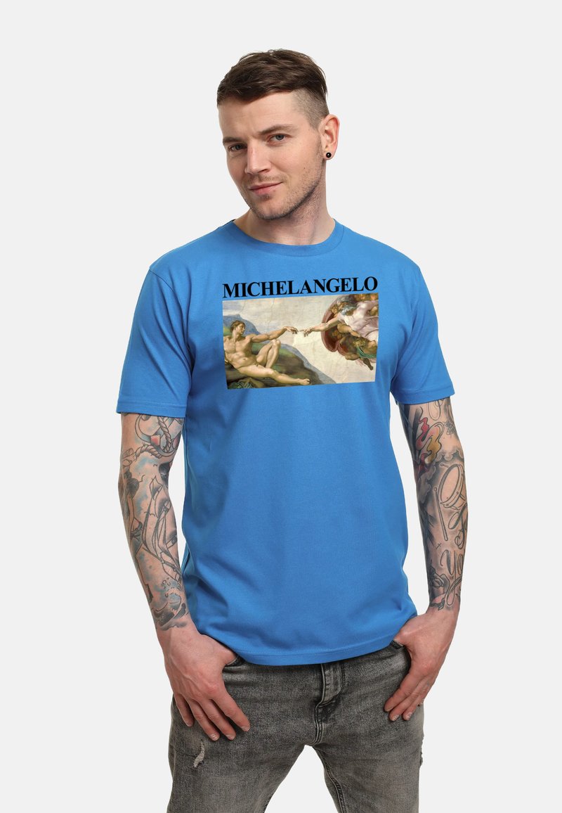 Camiseta de algodón azul con estampado de una obra de arte de Miguel Ángel y texto encima. Mangas cortas y cuello redondo; textura suave.