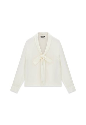 Kremowa bluzka z długim rękawem, kołnierzem szalowym i ozdobną kokardą przy dekolcie, pokazana na białym tle.