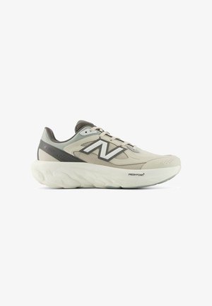 Scarpa da corsa New Balance beige e grigia con suola bianca spessa, tomaia in mesh e marchio "Fresh Foam" sul lato.