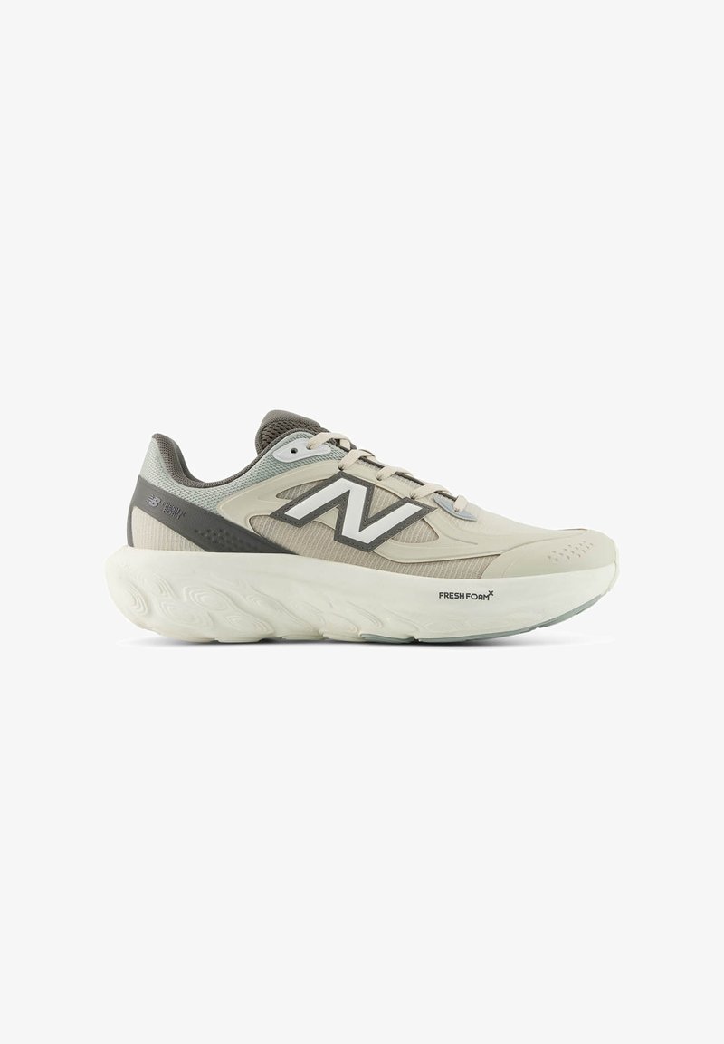 Μπεζ και γκρι αθλητικό παπούτσι New Balance με παχιά λευκή σόλα, πλεκτό επάνω μέρος και λογότυπο "Fresh Foam" στο πλάι.