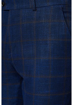 Niebieskie spodnie w kratę z teksturowanej tkaniny o subtelnej połyskliwości, podkreślone ciemnobrązowymi liniami tworzącymi wzór w kratę.