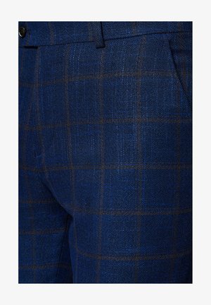 Niebieskie spodnie w kratę z teksturowanej tkaniny o subtelnej połyskliwości, podkreślone ciemnobrązowymi liniami tworzącymi wzór w kratę.