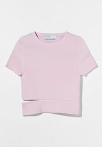 Růžový pruhovaný crop top s krátkými rukávy a kulatým výstřihem. Má páskový lem s horizontálním výřezem nad pasem.