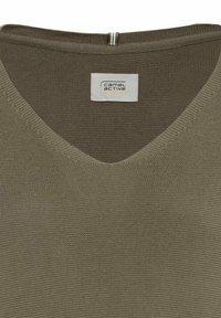 Sweter w serek w oliwkowym kolorze z dzianiny. Posiada teksturowany wzór oraz metkę przy dekolcie z marką "camel active."