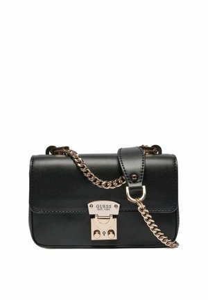 Sac à main Guess en cuir noir avec une bandoulière chaîne dorée et un fermoir avant doré gravé du nom de la marque et de l'année de création.