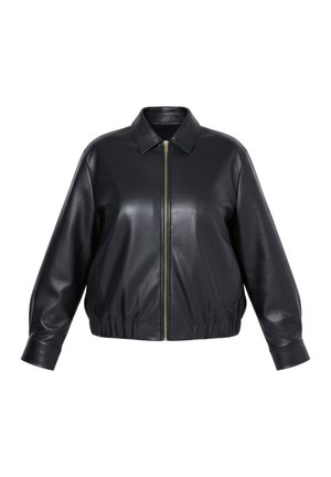 Musta tekonahkainen takki, jossa vetoketju edessä, pitkät hihat, joustava helma ja klassinen terävä kaulus.