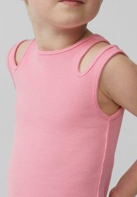 Roze geribde mouwloze top met uitsnijding op de schouders, met een aansluitend ontwerp en een gladde textuur. Geschikt voor casual gebruik.