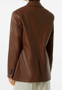 Braunener Kunstleder-Blazer mit Reverskragen, Ein-Knopf-Manschetten und einer glatten Textur sowie taillierter Passform.