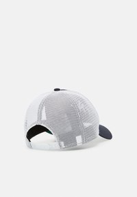 Casquette avec un panneau avant bleu marine, un dos en mesh blanc et une fermeture ajustable à clip. Elle présente une visière incurvée et un tissu texturé.