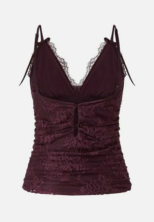 Donkerpaarse kanten cami met verstelbare dunne bandjes, diepe V-hals, bloemenkantpatroon en geplooide stofdetails op de romp.
