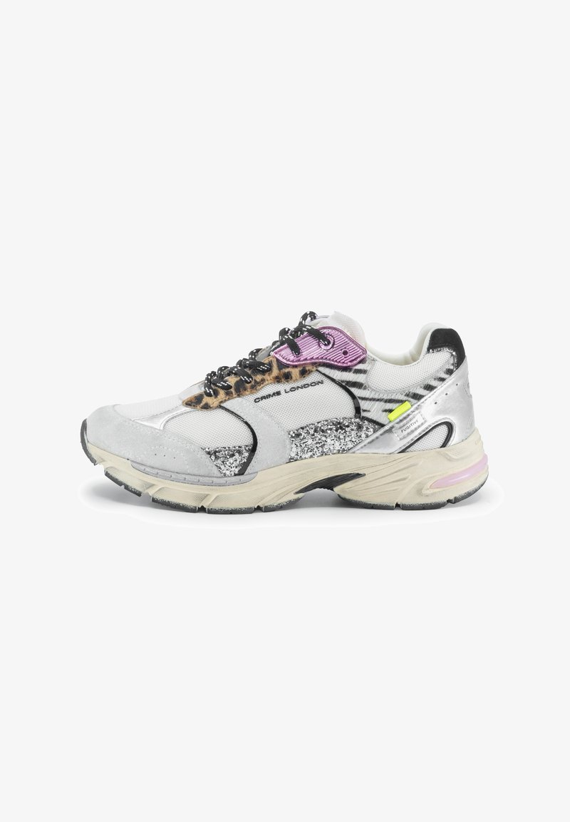 Sneaker sportivo con tomaia in mesh e suede argentato, dettagli in stampa leopardata, accessori rosa e suola spessa con particolari riflettenti.