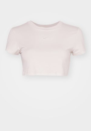 Kortärmad T-shirt i ljusrosa, tillverkad av mjukt material. Har rundad halsringning och korta ärmar med en liten vit Nike-logotyp på bröstet.