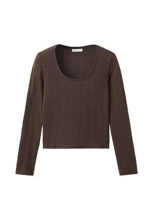 Hnědý top s dlouhým rukávem, výstřihem do lodi a žebrovanou texturou, se střihovým crop designem.