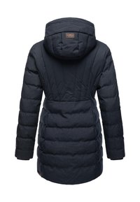 Sötétkék steppelt télikabát formázott kapucnival, texturált anyaggal és vízszintes varrású, steppelt mintázattal. Látható fém részek nélkül.