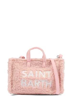 Borsa a spalla in shearling rosa con due manici e tracolla. Presenta il testo bianco "SAINT BARTH" sul davanti. Texture morbida, forma rettangolare.