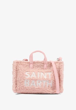 Borsa a spalla in shearling rosa con due manici e tracolla. Presenta il testo bianco "SAINT BARTH" sul davanti. Texture morbida, forma rettangolare.