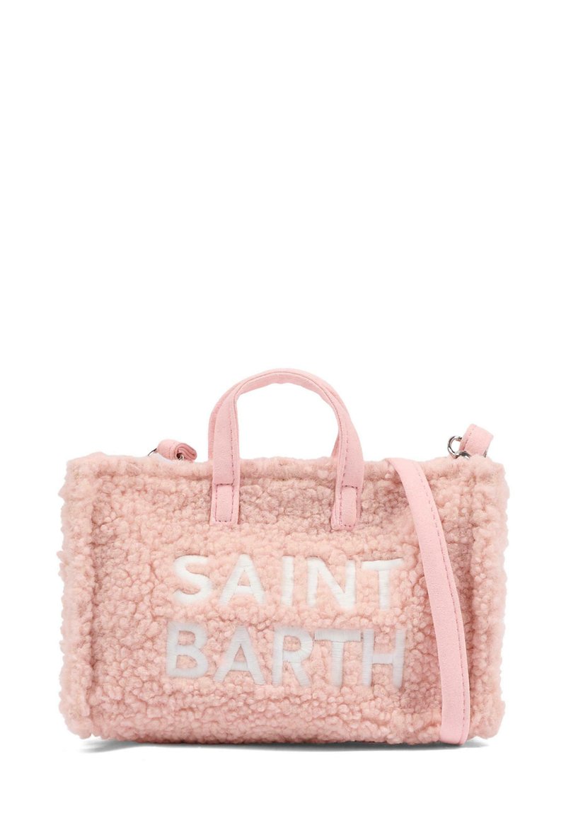 Borsa a spalla in shearling rosa con due manici e tracolla. Presenta il testo bianco "SAINT BARTH" sul davanti. Texture morbida, forma rettangolare.