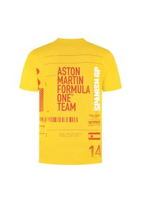 Żółta bawełniana koszulka z odważnym czerwonym wzorem graficznym, który zawiera napisy "Zespół Formuły 1 Aston Martin" oraz "Grand Prix Hiszpanii", kod kreskowy i akcenty.