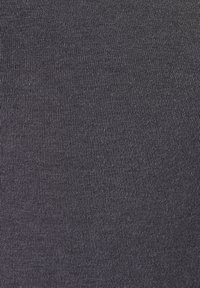 Grijze stof met een fijne ribbeltextuur, gladde oppervlakte en consistente kleur. Geschikt voor kleding en veelzijdig in gebruik.