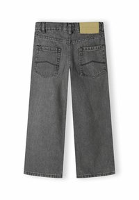 Sive jeans širokih nogavic z visokim pasom, ki vsebujejo dve zadnji žepki in svetlo rjav etiketo na pasu. Čist videz brez obrabe.