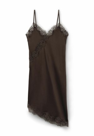 Ciemnobrązowa sukienka satynowa na ramiączkach z ukośną koronkową lamówką, koronkowym dekoltem i cienkimi paskami na ramionach, prezentowana na białym tle.