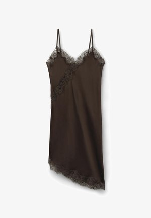 Dunkelbraunes Satinkleid mit diagonalen Spitzenbesätzen, Spitzenverzierung am Ausschnitt und dünnen Schulterträgern, auf weißem Hintergrund dargestellt.