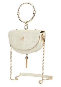 Sac à main couleur crème avec texture crocodile, poignée anneau doré, détail pompon et bandoulière chaîne dorée amovible.