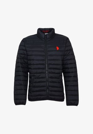 Czarna pikowana kurtka zapinana na zamek, z stojącym kołnierzem, bocznymi kieszeniami i czerwonym logo U.S. Polo Assn. na lewej piersi.