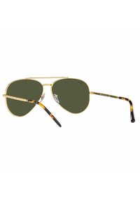 Occhiali da sole aviatore con montatura dorata e lenti verdi; motivo tartaruga sulle astine nere; naselli regolabili per un miglior fitting.