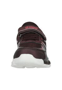 Bordeauxfarbener Sportschuh mit Mesh-Obermaterial, Klettverschluss und weißer Sohle. Enthält reflektierende Akzente und eine Zickzack-Branding-Seite.