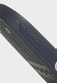 Granatowe trampki z teksturowaną gumową podeszwą. Posiadają branding "cloudroam" z boku oraz wzorzystą podeszwę dla lepszej przyczepności.