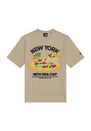 T-shirt beige avec un graphique à thème de New York montrant une part de pizza au fromage soulevée, accompagné d'un texte promouvant la marque New Era Cap et une adresse.