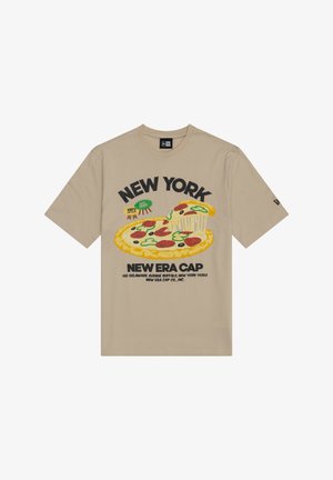 Beige T-skjorte med et New York-tema grafikk av en ostepizzabit som løftes, samt tekst som promoterer New Era Cap-merket og adresse.