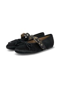 Scarpe nere basse con una parte superiore in tessuto morbido, dotate di un dettaglio a fiocco e di una fascia decorativa nera con hardware dorato e accenti circolari.
