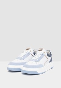 Sneaker bianche e azzurre chiare realizzate in pelle scamosciata e pelle, con punta perforata, colletto imbottito e dettagli a contrasto. Presenta un'etichetta con il logo.