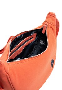 Orange Canvas-Tasche mit Reißverschluss, schickem Design, schwarzem Innenfutter mit Logomuster und einem Kartenfach.