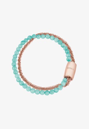 Turquoise gekleurde kralen en een roségouden spiraal dubbele armband met een roségouden sluiting gegraveerd met "BREIL" op een witte achtergrond.