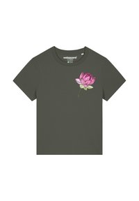 Olivgrünes Baumwoll-T-Shirt mit Rundkragen, ausgestattet mit einem pinken Lotusblumen-Druck auf der linken Brust. Weicher Stoff, kurze Ärmel.