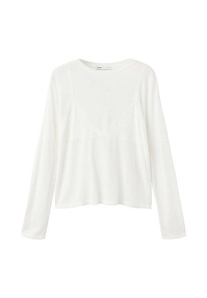 Top de punto blanco de manga larga con cuello redondo y detalle sutil de encaje en el pecho, mostrado sobre un fondo sencillo.