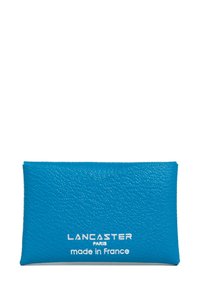 Portafoglio in pelle blu con texture, caratterizzato da testo in rilievo "LANCASTER PARIS" e "made in France" sulla parte inferiore. Forma rettangolare.