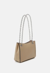 Beige syntetisk håndtaske med et struktureret design, der har sølv kædetræk og sorte accenter langs kanterne. Glat tekstur, mellem størrelse.