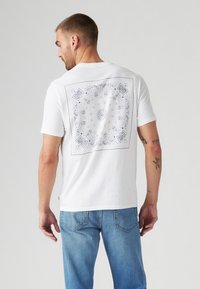 Levi's® CLASSIC GRAPHIC - Nyomott mintás póló - bandana white