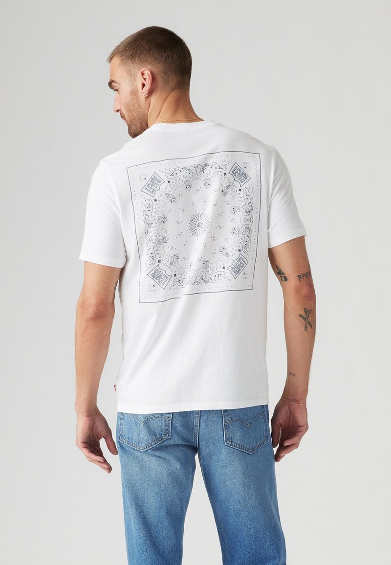 Levi's® CLASSIC GRAPHIC - Nyomott mintás póló - bandana white