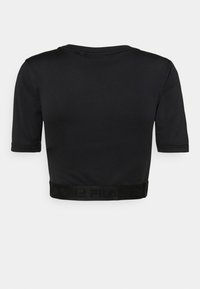 Maglietta nera corta con maniche corte, caratterizzata da una texture liscia e una fascia contrastante con logo nero. Collo girocollo semplice.